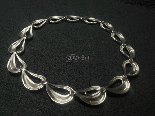 这次在挖煤姬蹲到了心心念念的 Georg Jensen（乔治杰生）水滴项链！实物比卖家图还要惊艳，925纯银的光泽与流线型设计非常有质感，上手沉甸甸的，中古成色保持得相当好。
整个代购流程很顺畅，从下单、入库到合单发货都很快，打包也非常严实防撞，开箱完全没有任何磕碰...