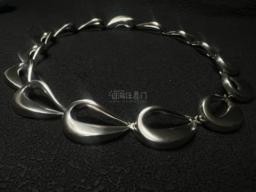 这次在挖煤姬蹲到了心心念念的 Georg Jensen（乔治杰生）水滴项链！实物比卖家图还要惊艳，925纯银的光泽与流线型设计非常有质感，上手沉甸甸的，中古成色保持得相当好。
整个代购流程很顺畅，从下单、入库到合单发货都很快，打包也非常严实防撞，开箱完全没有任何磕碰...