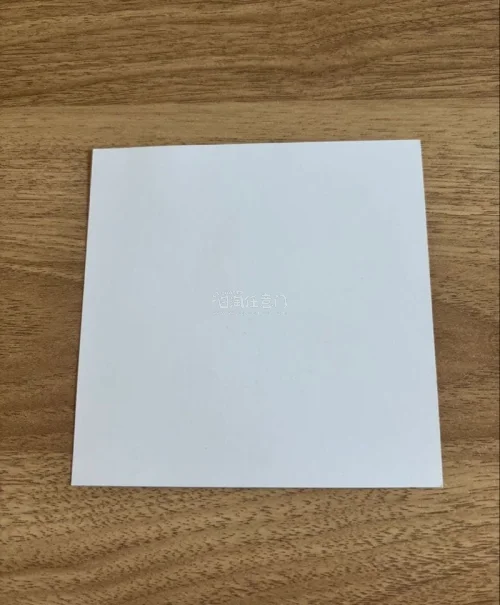 在任意门切了纸片，品相完美，角标尖尖无划痕。包装用了硬纸板加固，漂洋过海也没折损。运费比想象中合理，合单功能很实用。热门周边也能轻松买到，下次拼个箱继续。