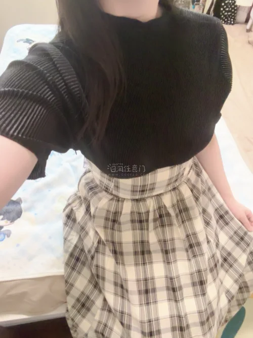 真的很貌美的一条小裙子啊，穿上和dazzlin家的掐腰裙一样，但是上半身的布料是有弹性的那种，而且很光滑，不会粘猫毛的那种，掐腰也做的特别好，显得人细长一个哈哈。真的很好看啊，我好喜欢，而且当时还是买的全新带吊的，我爱海淘，我爱挖煤姬(o^^o)