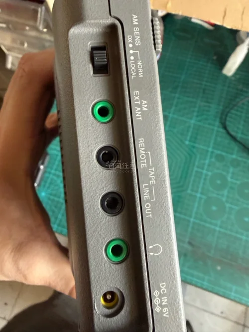 索尼ICF-SW55是一款发布于1991年的经典高端便携式收音机。它拥有194×127×39mm的紧凑机身，却实现了从长波、中波、短波到FM调频立体声的全球波段覆盖。

SW55的设计在当时极具前瞻性。它采用微电脑石英PLL锁相环数字调谐系统，提供了频率直输、飞梭旋...