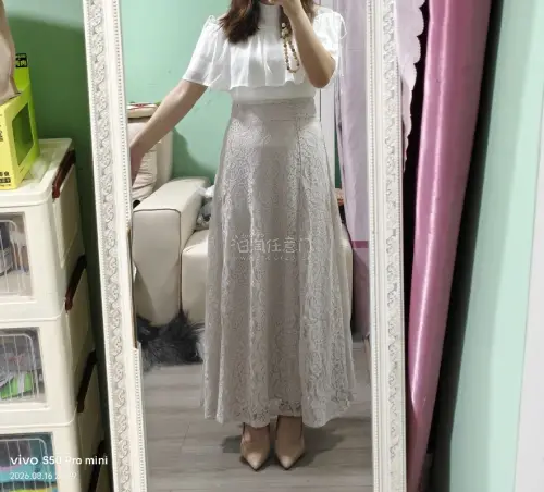 这次入手了grl的温柔蕾丝长裙，真的很百搭，感觉更适合秋冬外面加一个米白色大衣会很优雅很柔美，平价战神，版型超好很显瘦但是也有点显小肚子