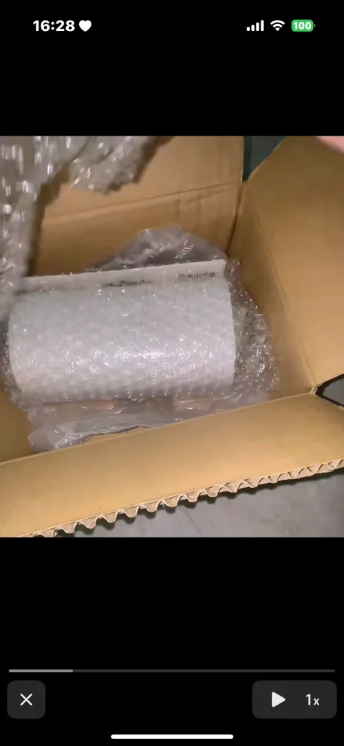 在挖煤姬入手B2半裁海报，走EMS线路，整体体验很不错。打包很用心，硬纸筒妥善收纳，海报到手平整，没有折痕压伤，品相和卖家描述基本一致。物流时效稳定，清关顺畅，物流信息可以实时查看。操作简单省心，海淘周边很靠谱，后续还会继续使用。