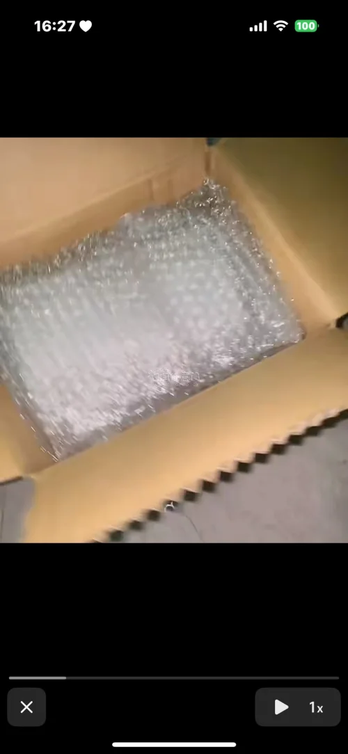 在挖煤姬入手B2半裁海报，走EMS线路，整体体验很不错。打包很用心，硬纸筒妥善收纳，海报到手平整，没有折痕压伤，品相和卖家描述基本一致。物流时效稳定，清关顺畅，物流信息可以实时查看。操作简单省心，海淘周边很靠谱，后续还会继续使用。