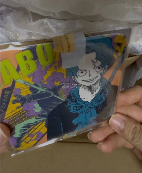 在挖煤姬淘到的海贼王原画杯垫终于顺利收到啦！整体海淘体验很不错，包装防护做得很用心，每枚杯垫都带独立塑封，运输过来没有磕碰划痕，品相维持得很好。杯垫是漫画原版原画风格，印刷细腻色彩浓郁，路飞、萨博、艾斯还有众多配角的细节都还原到位。材质厚实，放进收纳册适配度很高，不...