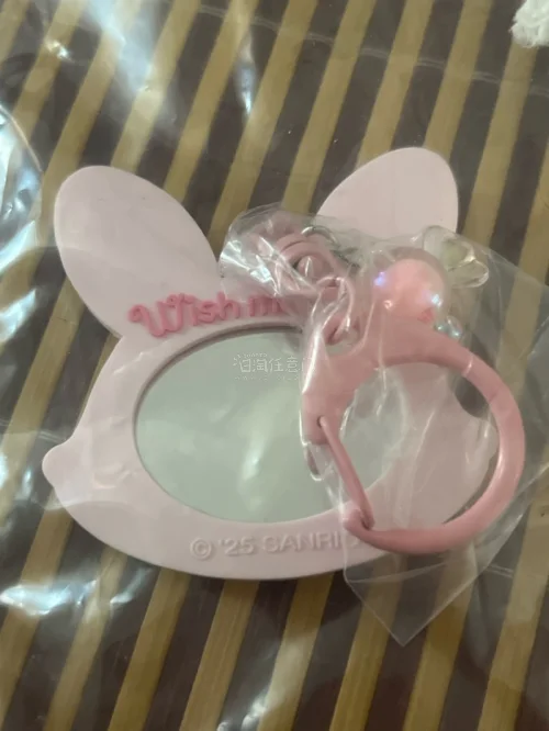 这次通过挖煤姬在煤炉挖到很喜欢的波点蝴蝶结蕾丝手袖，顺带一起入手了软乎乎的小兔子挂件。卖家打包十分细致，物品保护得很好，包裹里面还放了很有仪式感的感谢小卡片。实物成色和商品页面描述基本一致，手袖的蕾丝花边完整精致，蝴蝶结版型完好，小兔子挂件也没有瑕疵。从下单、入库合...