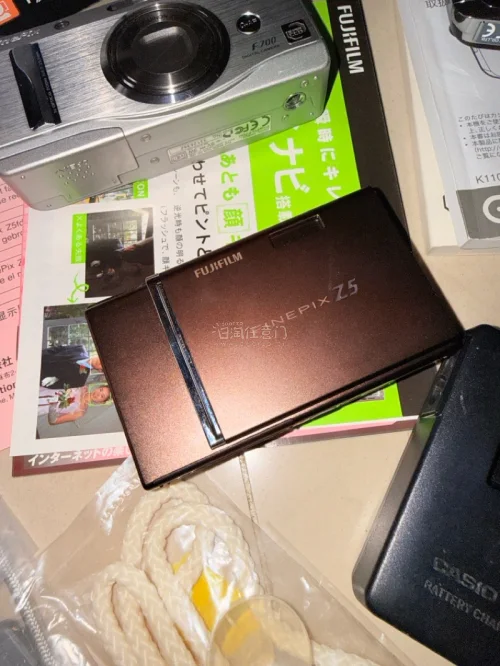 这次在挖煤姬入手的几台复古CCD相机终于安全下车啦！富士的和卡西欧的，成色都非常惊喜，外壳几乎没有明显的划痕。保存得还很好，有原装包装盒、说明书、光盘、原装充电器齐全。挖煤姬的打包还是放心，没有磕碰损伤。体验满分，以后还会继续回购～