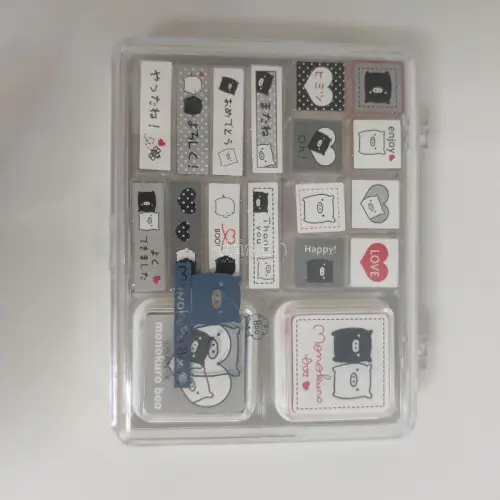 挖到超喜欢的San‑x黑白猪印章套装，16款图案样式丰富，自带黑红双色印台，画风软萌可爱，印章特别好用，适配手账、便签装饰。收纳盒整洁好收纳，盖印清晰，日系氛围感十足，手账人闭眼入，这次购物体验很棒??