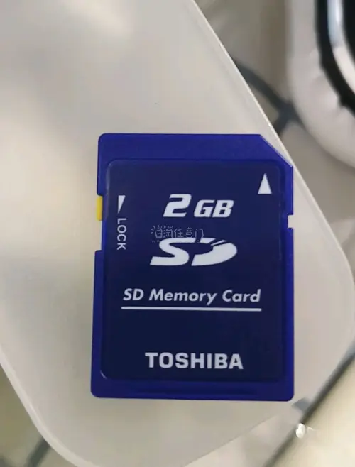 这次在日淘任意门挖到两件心头好，东芝2G老SD卡完美适配老式CCD相机，还有温柔日系碎花连衣裙，成色超赞。
分享小技巧：搜古着裙、CCD存储卡关键词，蹲个人卖家闲置更容易捡漏。挖煤姬转运流程顺畅，物流时效稳定，海淘日货省心又划算，轻松拿下平价中古单品。