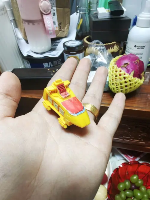 最近意外收获了一只大战队的扭蛋飞船，看图片挺大，实际收到非常迷你，出乎意料，本人非常喜欢，非常满意的一次购物