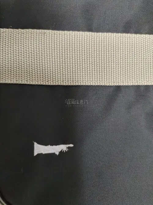 经典校供款真的不会出错！包型挺括不软塌，标志性女神刺绣低调精致，绀色配JK超和谐。
内里空间很能装，A4书本、伞、水杯都塞得下，分层小口袋收纳零碎很方便，材质耐脏，日常湿巾擦一擦就干净。
做工走线工整，肩带背着不压肩，通学、日常出门都适配，必入的基础款制服包！