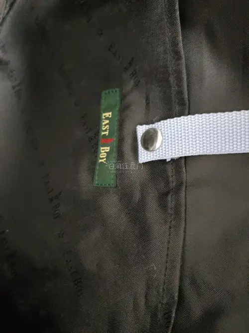 经典校供款真的不会出错！包型挺括不软塌，标志性女神刺绣低调精致，绀色配JK超和谐。
内里空间很能装，A4书本、伞、水杯都塞得下，分层小口袋收纳零碎很方便，材质耐脏，日常湿巾擦一擦就干净。
做工走线工整，肩带背着不压肩，通学、日常出门都适配，必入的基础款制服包！