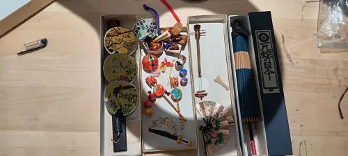 在Mercari上买的这只豆人形真的太戳我了！包装特别严实，拆开时连小配件都完好无损，卖家还贴心地附了手写注意事项。做工比想象中精细，豆子表情圆润可爱，摆在桌上每天看着心情都好。发货速度也很快，沟通回复及时，全程超省心。很满意的一次海淘体验，以后还会回购这家！?