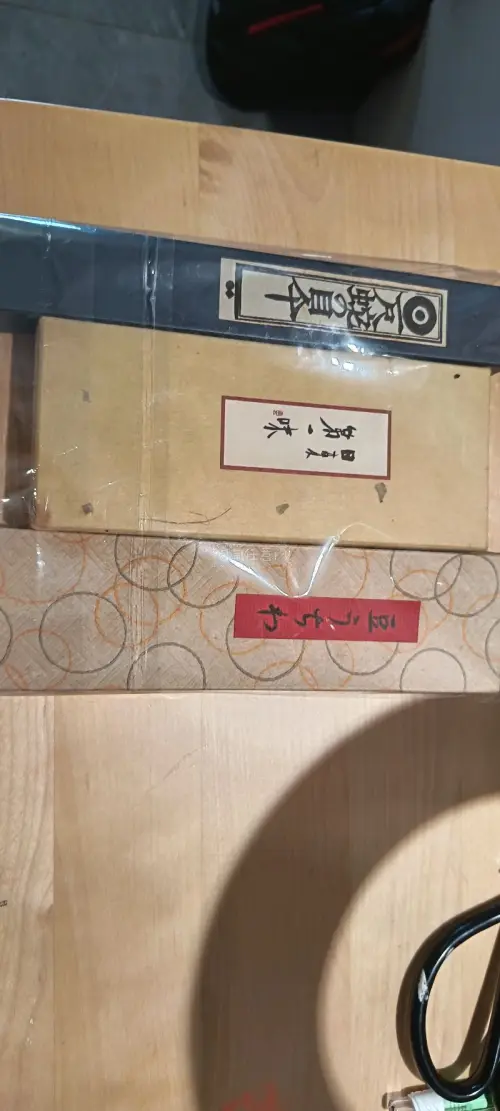 在Mercari上买的这只豆人形真的太戳我了！包装特别严实，拆开时连小配件都完好无损，卖家还贴心地附了手写注意事项。做工比想象中精细，豆子表情圆润可爱，摆在桌上每天看着心情都好。发货速度也很快，沟通回复及时，全程超省心。很满意的一次海淘体验，以后还会回购这家！?