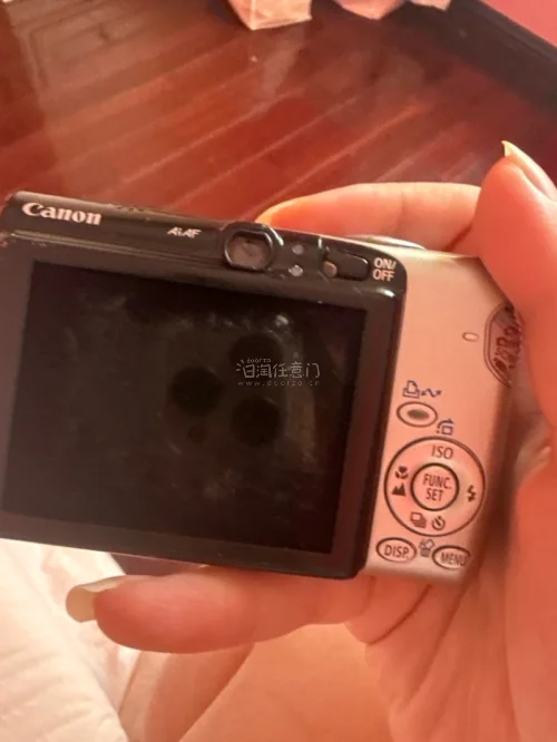 是我第一次尝试海淘，在挖煤姬平台入手了一台佳能IXY复古CCD相机。整体流程对新手很友好，下单、入库、合仓操作都比较清晰。收到的机子有老机器正常使用磨损，属于二手物品的正常现象。日版CCD氛围感很好，直出色彩很有复古感，用来记录日常很不错。国际海运等待时间虽然比较久...