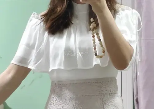 这次入手了grl的温柔蕾丝长裙，真的很百搭，感觉更适合秋冬外面加一个米白色大衣会很优雅很柔美，平价战神，版型超好很显瘦但是也有点显小肚子