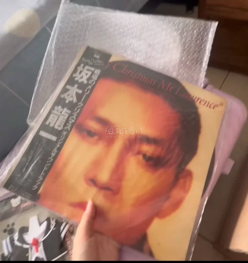 终于收到在任意门日淘蹲到的坂本龙一黑胶唱片！煤炉淘的中古品状态超棒，品相完好没有瑕疵，造型太戳人了～淘的娃衣服也都很新，任意门打包超稳妥，路线速度快，客服也很贴心，这次日淘体验满分！