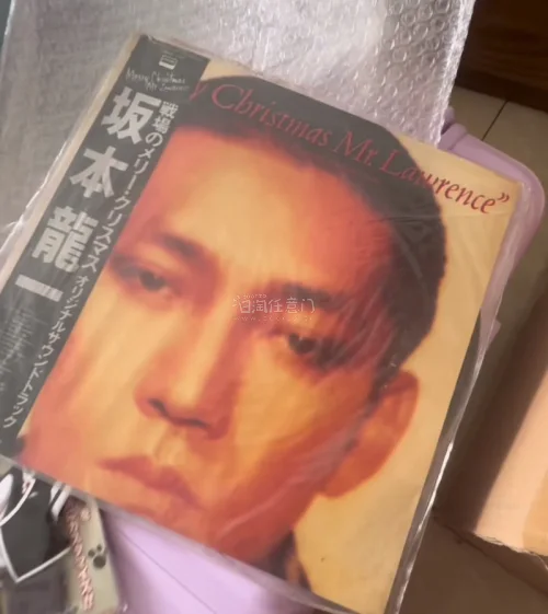 终于收到在任意门日淘蹲到的坂本龙一黑胶唱片！煤炉淘的中古品状态超棒，品相完好没有瑕疵，造型太戳人了～淘的娃衣服也都很新，任意门打包超稳妥，路线速度快，客服也很贴心，这次日淘体验满分！