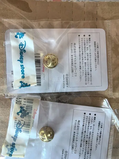这次的快递买到的是可可爱爱的小花栗鼠，我们可爱的奇蒂！他俩真的是太可爱了！章很新，卖家包装的也很好，挖煤姬这次的物流也很快！顺利抵达