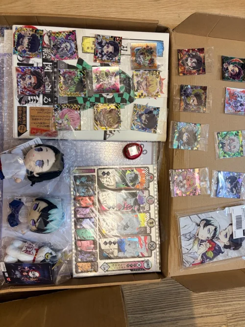 满满一箱的快乐终于拆到！
闪贴纸、原画贴纸板、毛绒娃、各种小周边全部集齐
每一件的印刷和闪工艺都好好看?
沉浸式收获一大堆推，拆箱幸福感直接拉满?