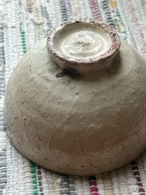非常漂亮的一只粉引茶碗，拙朴的釉色以抹茶十分搭配，同时碗身上留存下来长时间使用的痕迹，具有厚重的历史感