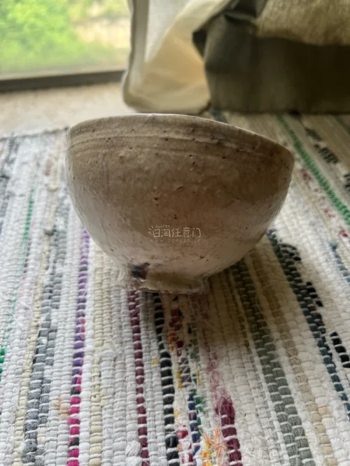非常漂亮的一只粉引茶碗，拙朴的釉色以抹茶十分搭配，同时碗身上留存下来长时间使用的痕迹，具有厚重的历史感