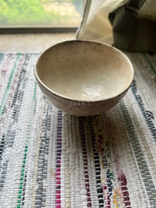 非常漂亮的一只粉引茶碗，拙朴的釉色以抹茶十分搭配，同时碗身上留存下来长时间使用的痕迹，具有厚重的历史感