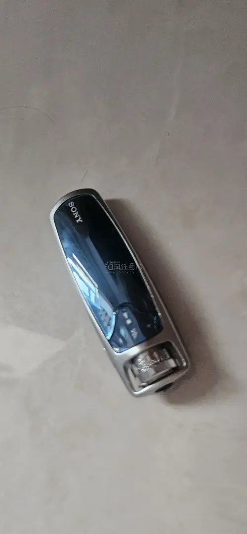 索尼鱼雷热度真不是虚的，音质相当出色，营造出的音乐氛围感超棒。传输时也没杂音，很适合日常使用。热度高实至名归。音质表现出色，能带来十足氛围感，外观小巧便携，是音乐爱好者出行的好伴侣。