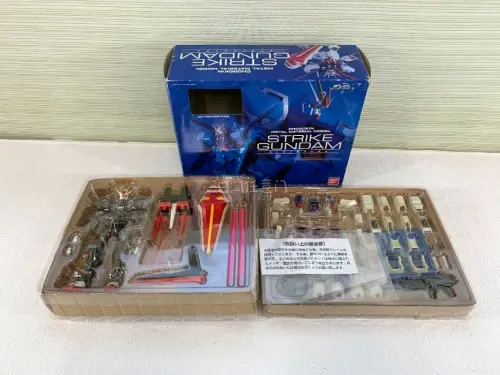 本次海淘入手的是万代2003年出品的CHOGOKIN METAL MATERIAL MODEL（CMMM）空装强袭高达，出自《机动战士高达SEED》。
该系列是万代早年的超合金产品线，主打金属内构骨架，外甲为塑料件，盒体开窗可以直接展示头部与部分金属骨架，是SEED...