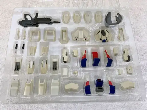 本次海淘入手的是万代2003年出品的CHOGOKIN METAL MATERIAL MODEL（CMMM）空装强袭高达，出自《机动战士高达SEED》。
该系列是万代早年的超合金产品线，主打金属内构骨架，外甲为塑料件，盒体开窗可以直接展示头部与部分金属骨架，是SEED...