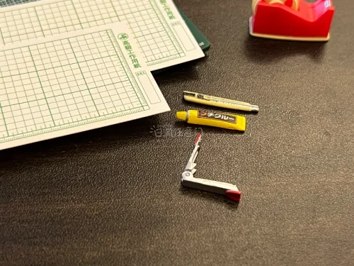 这次收到的是皮克斯和馒头合作的一套挂件 想要很久了 这次遇到全新的好价 马上拿下 很可爱 还有一条人气文具房 用来摆放娃娃的办公桌 太细节了订书器 胶带 美工刀 胶水还有刻度板 太喜欢这条了 还没有入的小伙伴一定要入呀