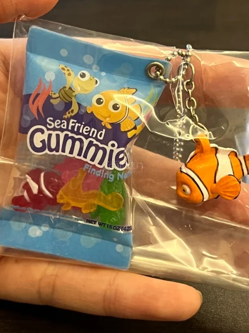 这次收到的是皮克斯和馒头合作的一套挂件 想要很久了 这次遇到全新的好价 马上拿下 很可爱 还有一条人气文具房 用来摆放娃娃的办公桌 太细节了订书器 胶带 美工刀 胶水还有刻度板 太喜欢这条了 还没有入的小伙伴一定要入呀