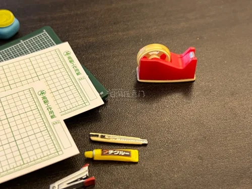 这次收到的是皮克斯和馒头合作的一套挂件 想要很久了 这次遇到全新的好价 马上拿下 很可爱 还有一条人气文具房 用来摆放娃娃的办公桌 太细节了订书器 胶带 美工刀 胶水还有刻度板 太喜欢这条了 还没有入的小伙伴一定要入呀