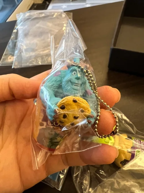 这次收到的是皮克斯和馒头合作的一套挂件 想要很久了 这次遇到全新的好价 马上拿下 很可爱 还有一条人气文具房 用来摆放娃娃的办公桌 太细节了订书器 胶带 美工刀 胶水还有刻度板 太喜欢这条了 还没有入的小伙伴一定要入呀