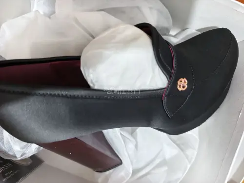 没想到还可以找到mayla和东京复仇者联名的高跟鞋。当初定价很贵，现在很便宜就能收到，鞋子也很新，鞋底都没有使用过的痕迹。最重要的是小立牌也还在。