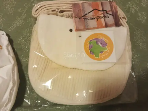 还是我第一次海淘呢 我购入了一个小包和一个轻松熊眼罩 这个软件很好用 识图搜索很方便 不用打很多字就可以找到想要的商品 如果不了解商品名称也可以直接识图 当然如果想购入一个ip的周边也可以直接搜索词条 根据自身情况分类后挑选 很推荐！卖家包装用心还赠送了贴纸
