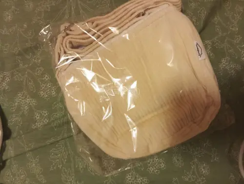 还是我第一次海淘呢 我购入了一个小包和一个轻松熊眼罩 这个软件很好用 识图搜索很方便 不用打很多字就可以找到想要的商品 如果不了解商品名称也可以直接识图 当然如果想购入一个ip的周边也可以直接搜索词条 根据自身情况分类后挑选 很推荐！卖家包装用心还赠送了贴纸