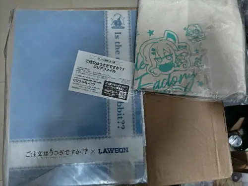 晒一单积攒很久的周边，这次入手了多款日系限定文件夹以及联动特典小帆布包，IP涵盖兰斯10、请问您今天要来点兔子吗、柚子社作品、舰队Collection罗森联动周边。
全部物件到货之后拆开检查，每一件都保持着原封塑封状态，商品品相优秀，没有发黄、折痕等问题。仓库打包十...