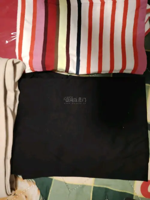 这次分享的是切的几件短袖和长裤，品相很好甚至有全新带吊牌的。挖煤姬可以参与活动攒积分，积分可以抵扣国际运费。我这次走的是EMS路线，合单审核发货运输清关都很快，总之是很满意的一次切煤。