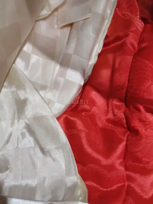 多次在挖煤姬入手日本手工作品，整体体验非常满意，分享一点淘货小技巧给同好。搜索不要只用中文，善用平台翻译切换日文关键词，多尝试同义、相关词条，很多小众手作只有日文标题才搜得到，也可以搭配识图功能，快速定位同款好物。看中喜欢的物件先加入收藏，时常刷新蹲守，不少卖家会自...