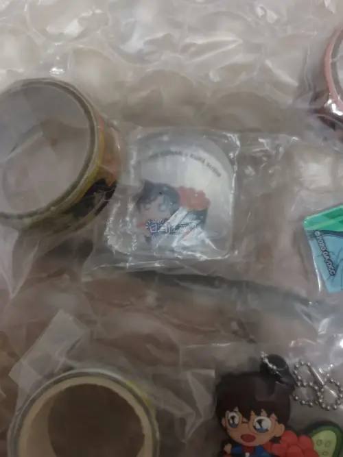 一些名侦探柯南的小物，拿到手非常精致可爱，卖家打包细致，拿到手物品的状态都很好很不错很不错的一次体验很好的 。