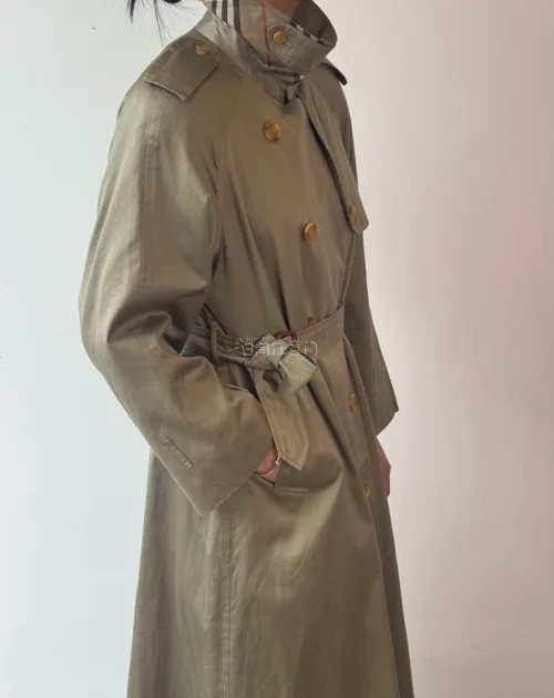 春天时又好价入手两件经典Burberry风衣，一件卡其色一件玉虫色，非常完美，最爱双排扣版型！不得不说挖煤买Burberry中古太划算也太方便了，算下来是最划算的！谢谢挖煤姬