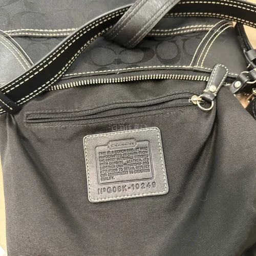 这次在挖煤姬入手的这款蔻驰中古斜挎包体验还挺惊喜的。实物和卖家图片出入不大，经典黑C纹帆布搭配亮银五金，复古感十足。收到后简单擦拭，整体成色优于预期，边角磨损比较轻微，肩带完好可调。海淘流程清晰，仓库打包防护到位，就是清关等待时间偏久，整体很满意，性价比很不错，喜欢...