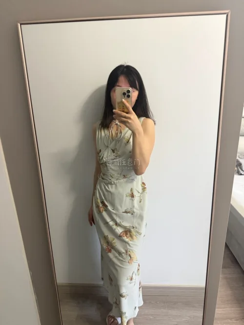心心念念的snidel终于收到啦✨，之前入手的herlipto连衣裙体验就很不错，这次依旧没有失望。物流速度很快，选择不要原包装也做了重新打包，包装很用心。实物和预期一致，版型面料都很在线，上身效果好看，整体购物体验满分，很满意这次的购入！