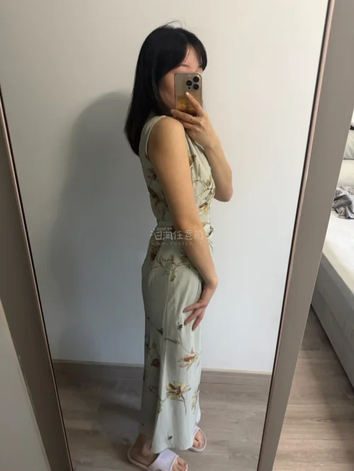 心心念念的snidel终于收到啦✨，之前入手的herlipto连衣裙体验就很不错，这次依旧没有失望。物流速度很快，选择不要原包装也做了重新打包，包装很用心。实物和预期一致，版型面料都很在线，上身效果好看，整体购物体验满分，很满意这次的购入！