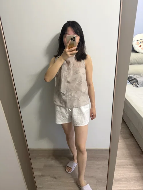 心心念念的snidel终于收到啦✨，之前入手的herlipto连衣裙体验就很不错，这次依旧没有失望。物流速度很快，选择不要原包装也做了重新打包，包装很用心。实物和预期一致，版型面料都很在线，上身效果好看，整体购物体验满分，很满意这次的购入！
