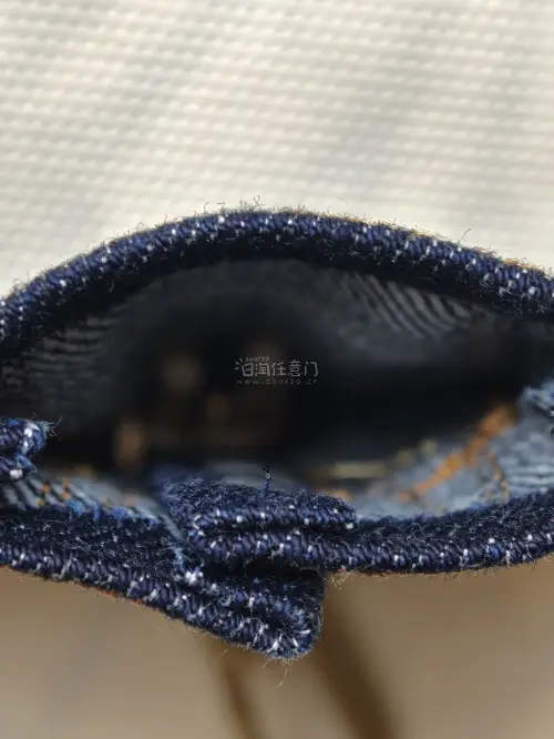 比想象中大一点点，当作钥匙扣或者包挂都挺合适的，关键是可以养牛，随着使用会有旧化和褪色效果。攒了一个月积分，抵扣了大部分运费，挺好的，走邮政相对比较快。