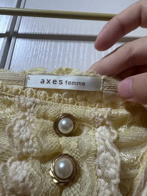 海淘挖到axes的这条稀有黄碎花裙真的惊喜。奶黄底色铺满复古花卉，肩边大片镂空蕾丝，层层蛋糕裙摆还有缎面包边，古早日系甜感直接拉满。版型宽松很遮肉，古着感的温柔碎花，很少见的款，收到实物比图片还要好看。
