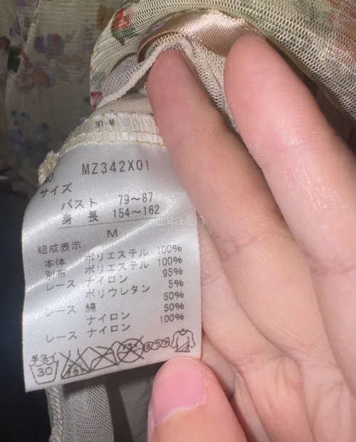 海淘挖到axes的这条稀有黄碎花裙真的惊喜。奶黄底色铺满复古花卉，肩边大片镂空蕾丝，层层蛋糕裙摆还有缎面包边，古早日系甜感直接拉满。版型宽松很遮肉，古着感的温柔碎花，很少见的款，收到实物比图片还要好看。