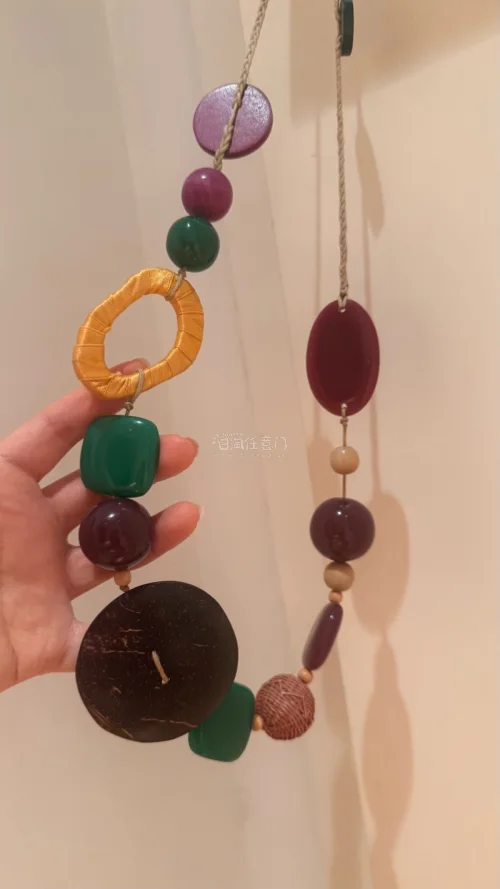 第一次买饰品还买了个包包，以为会很久了，没想到太超值了，非常适合海边度假?️，包包的手柄很有质感，做工考究！赞?